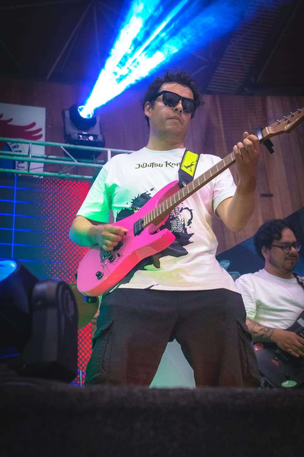 Alex-Guitarra principal/coros